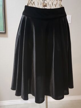 Pinup Couture Black Velvet  Skater  Skirt size Large